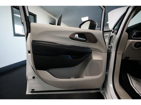 Used 2022 Chrysler Voyager LX FWD image 16