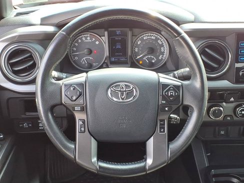 Used 2018 Toyota Tacoma TRD Sport AWD/4WD image 29