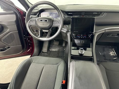 Used 2024 Jeep Grand Cherokee Laredo X AWD/4WD image 17