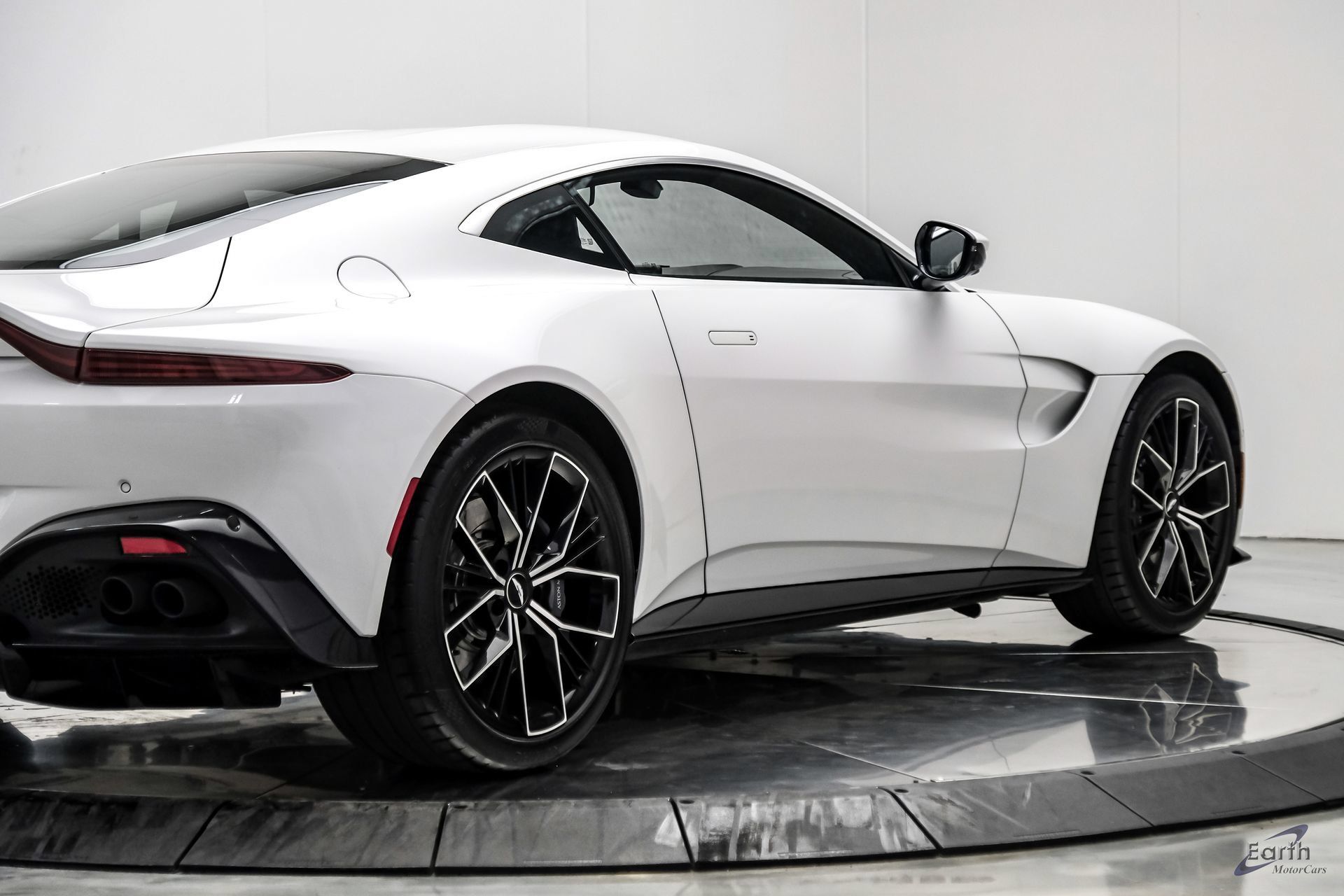 Used 2022 Aston Martin V8 Vantage Coupe RWD image 23