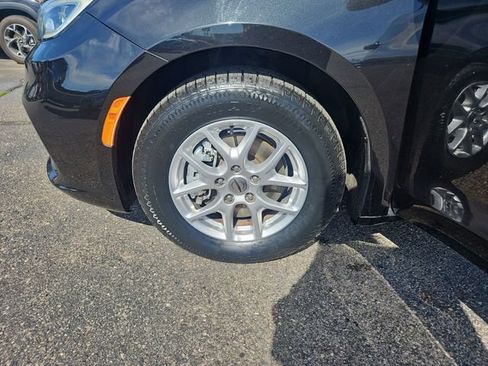 Used 2023 Chrysler Pacifica Touring-L FWD image 26