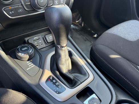 Used 2014 Jeep Cherokee Latitude AWD/4WD image 16