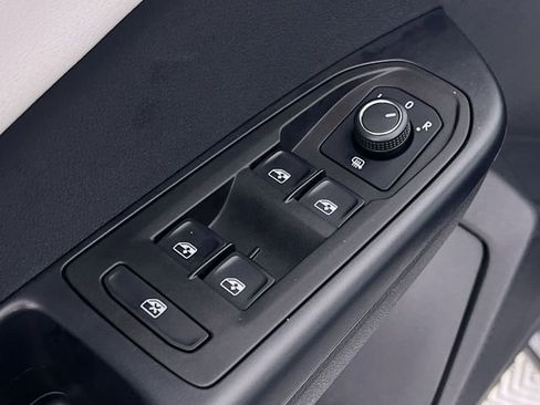 Used 2025 Volkswagen Taos SEL image 13