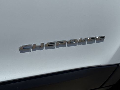 Used 2014 Jeep Cherokee Limited w/ Luxury Group AWD/4WD image 8