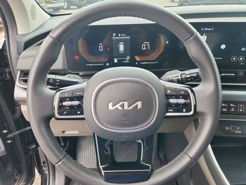 Used 2025 Kia Carnival FWD image 20