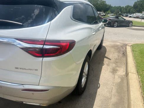 Used 2018 Buick Enclave Essence FWD image 12