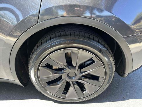 Used 2025 Tesla Model Y Long Range AWD/4WD image 81