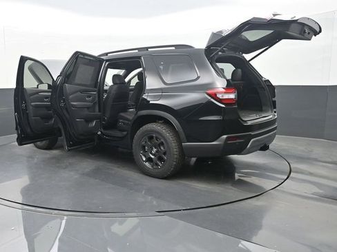 Used 2025 Honda Pilot TrailSport image 36