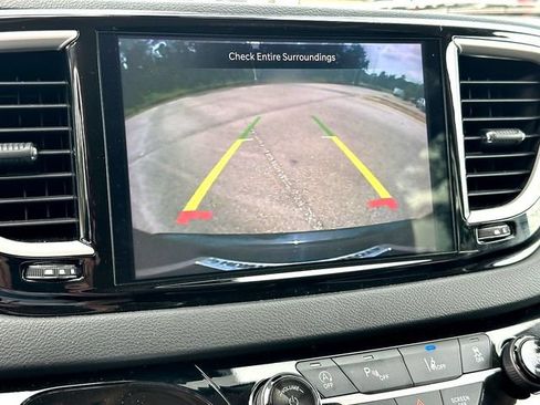 Used 2024 Chrysler Pacifica Touring-L FWD image 15