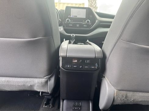 Used 2024 Toyota Highlander LE FWD image 28
