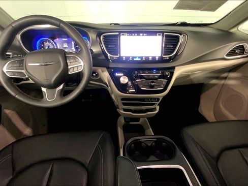 Used 2024 Chrysler Pacifica Touring-L FWD image 15