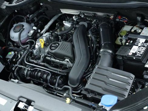 New 2025 Volkswagen Taos SE image 9