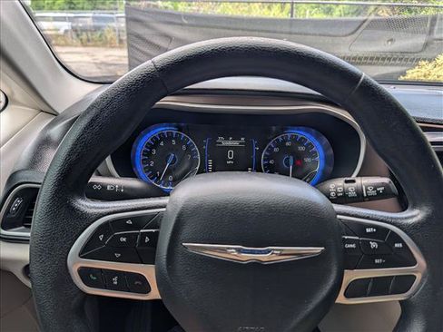 Used 2020 Chrysler Voyager Lxi FWD image 38