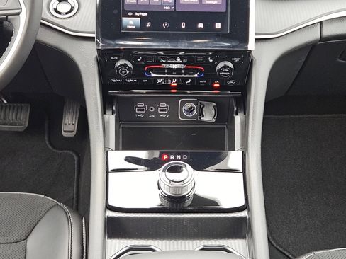 New 2025 Jeep Grand Cherokee Altitude image 17
