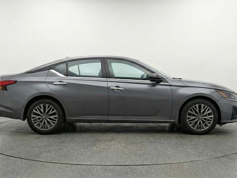 Used 2025 Nissan Altima 2.5 SV FWD image 11