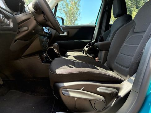 Used 2021 Jeep Renegade Latitude FWD image 9