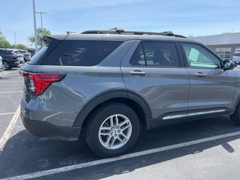 Used 2025 Ford Explorer Active AWD/4WD image 9
