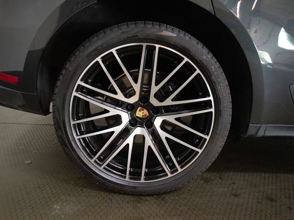 Certified 2026 Porsche Macan AWD/4WD image 16