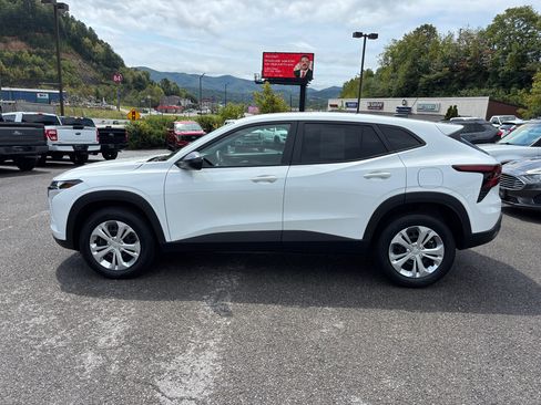 Used 2025 Chevrolet Trax LS image 2