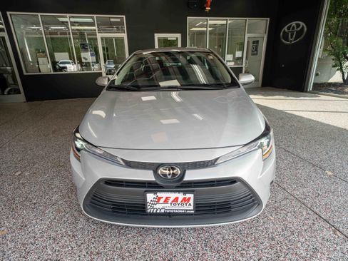 Used 2025 Toyota Corolla LE FWD image 6