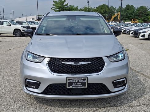 Used 2024 Chrysler Pacifica Touring-L FWD image 2