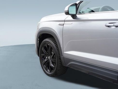 Used 2023 Volkswagen Taos SE w/ Panoramic Sunroof Package image 36