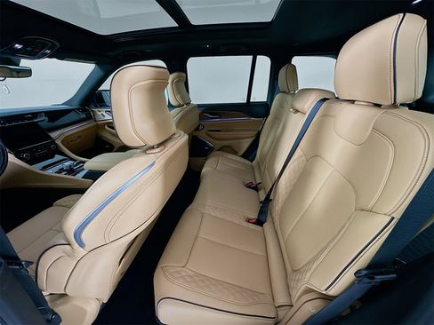 Used 2025 Jeep Grand Cherokee Summit image 27