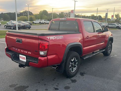 Used 2017 Toyota Tacoma TRD Off-Road w/ Premium & Technology Package image 6