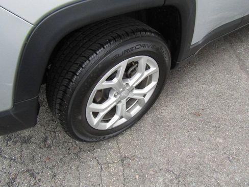 Used 2024 Jeep Compass Latitude AWD/4WD image 39