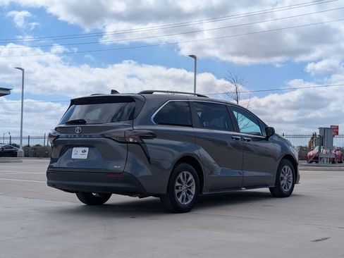 Used 2025 Toyota Sienna XLE image 5