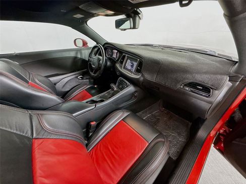 Used 2019 Dodge Challenger SXT RWD image 3