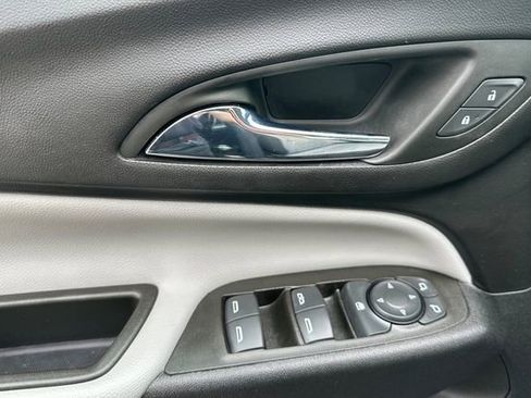 Used 2023 Chevrolet Equinox LS FWD image 12
