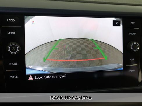 Used 2022 Volkswagen Taos SE w/ Driver Assistance Package image 4