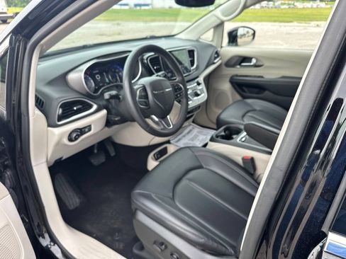 Used 2024 Chrysler Pacifica Touring-L FWD image 22
