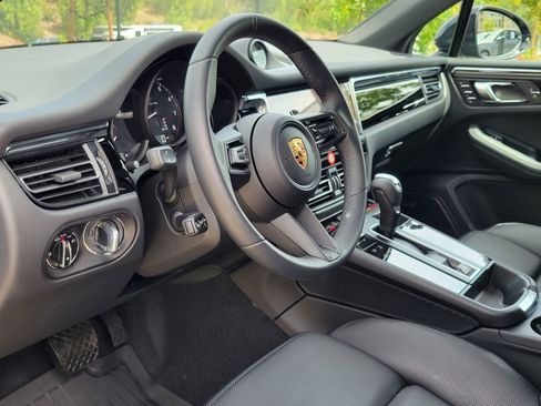 Used 2025 Porsche Macan image 3