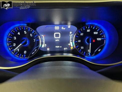 Used 2023 Chrysler Pacifica Touring-L FWD image 11