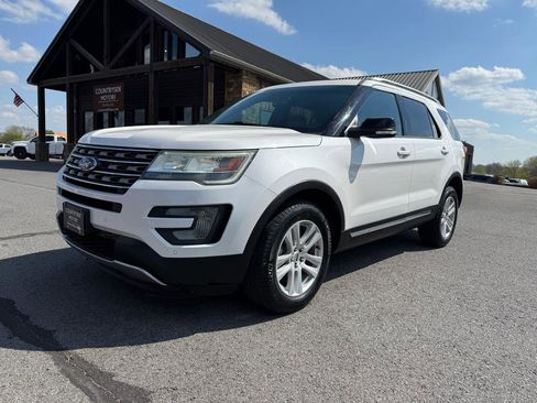 Used 2016 Ford Explorer XLT w/ Equipment Group 202A image 2