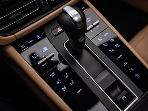 Certified 2024 Porsche Macan image 30