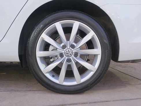 Used 2017 Volkswagen Golf SE image 18