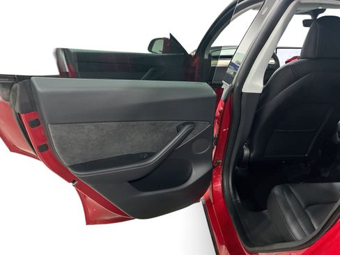 Certified 2022 Tesla Model Y Long Range AWD/4WD image 10