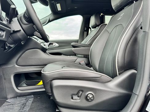 New 2026 Chrysler Pacifica Limited w/ Uconnect Theater Family Group FWD image 17