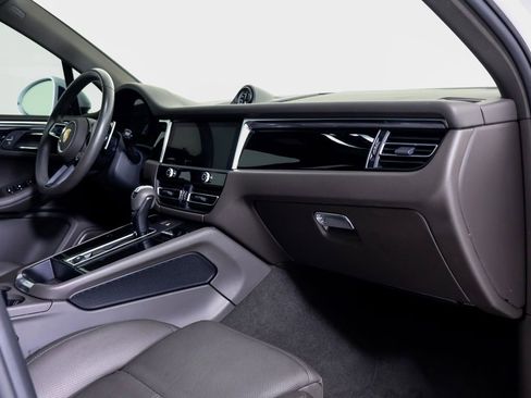 Certified 2024 Porsche Macan image 9