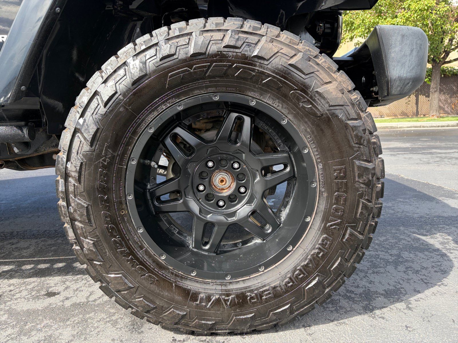 Used 2017 Jeep Wrangler Unlimited Sahara w/ Connectivity Group AWD/4WD image 27