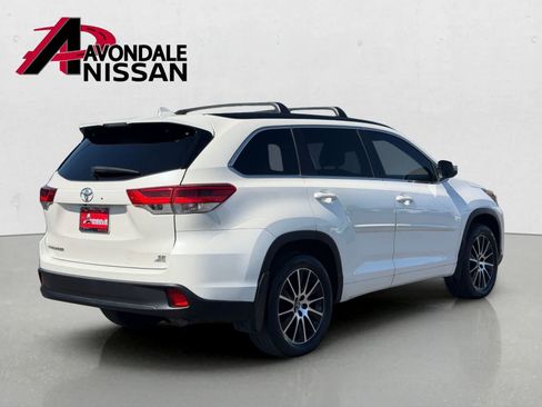 Used 2018 Toyota Highlander SE w/ Carpet Mat Package (TMS) AWD/4WD image 6