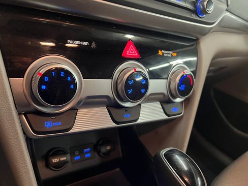 Used 2019 Hyundai Elantra SE FWD image 20
