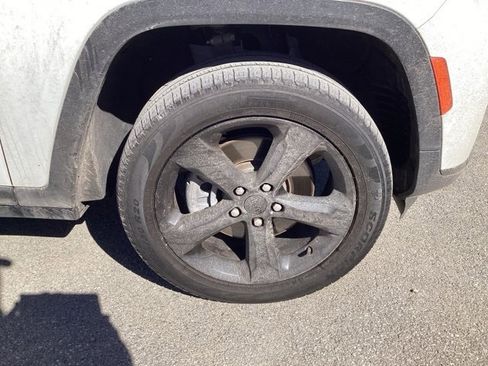 Used 2023 Jeep Grand Cherokee L Limited w/ Black Appearance Package image 9