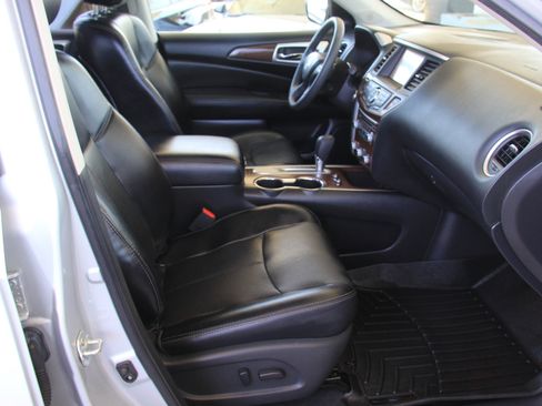 Used 2017 Nissan Pathfinder Platinum image 33