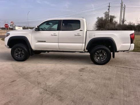 Used 2021 Toyota Tacoma SR5 w/ Trail Edition image 4