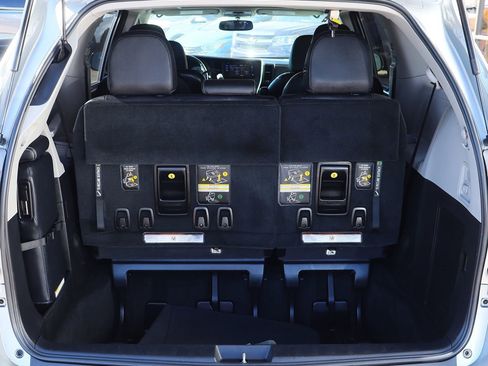 Used 2017 Toyota Sienna SE Premium image 24
