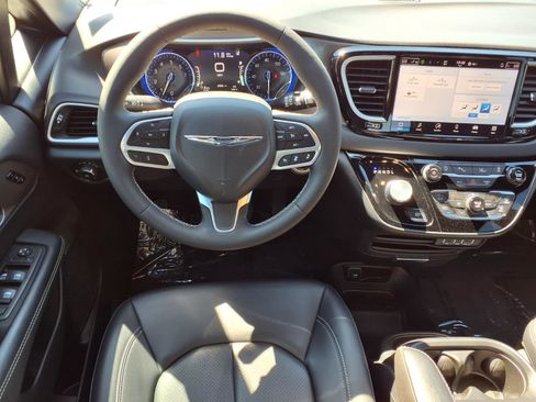 Used 2025 Chrysler Pacifica Select image 3